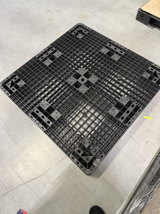 Palety plastikowe 110/110