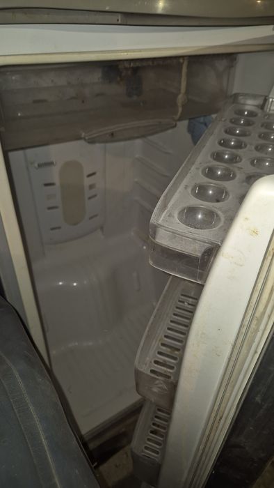 Холодильник рабочий двухкамерный, морозилка сверху