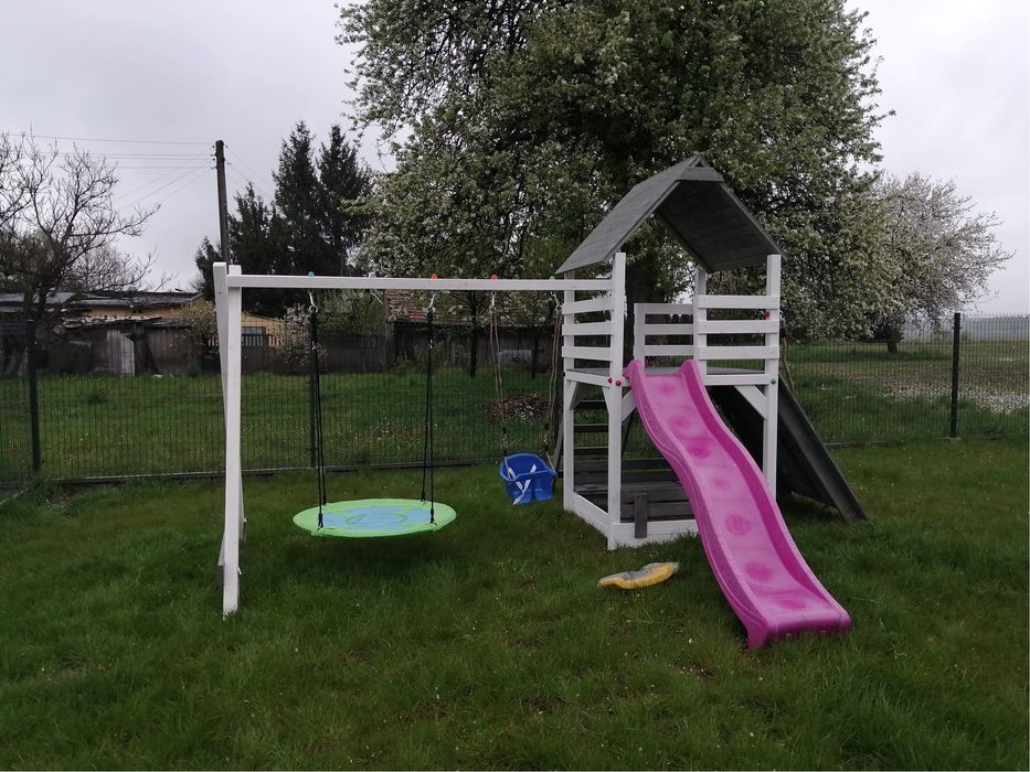 Plac zabaw scianka wspinaczkowa hustawki zjezdzalnia piaskownica