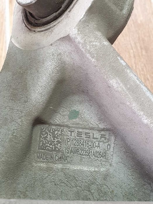 Цапфа поворотний кулак передній задній павий лівий Tesla Model Y