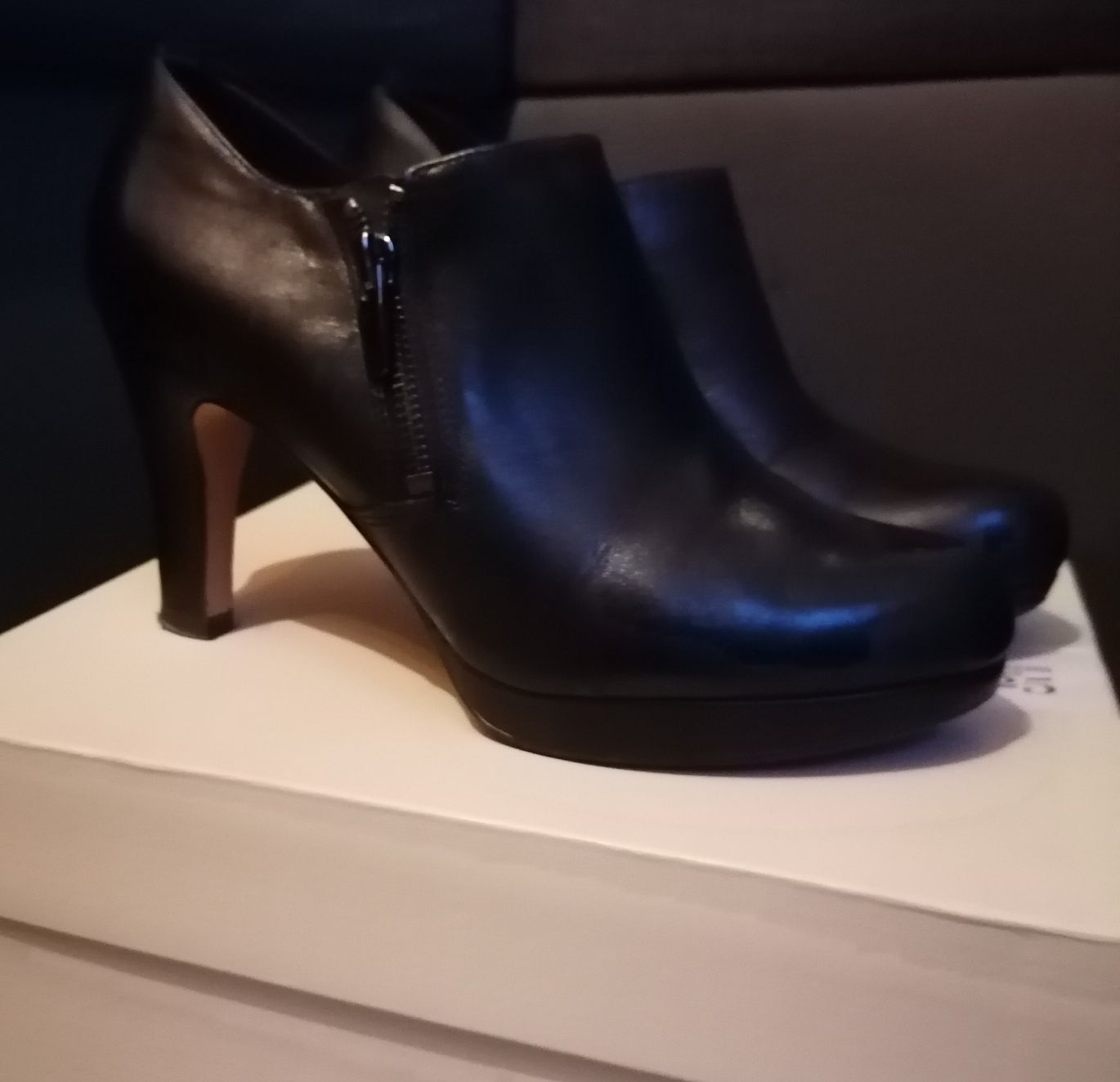 Botki na obcasie skórzane 39 Clarks