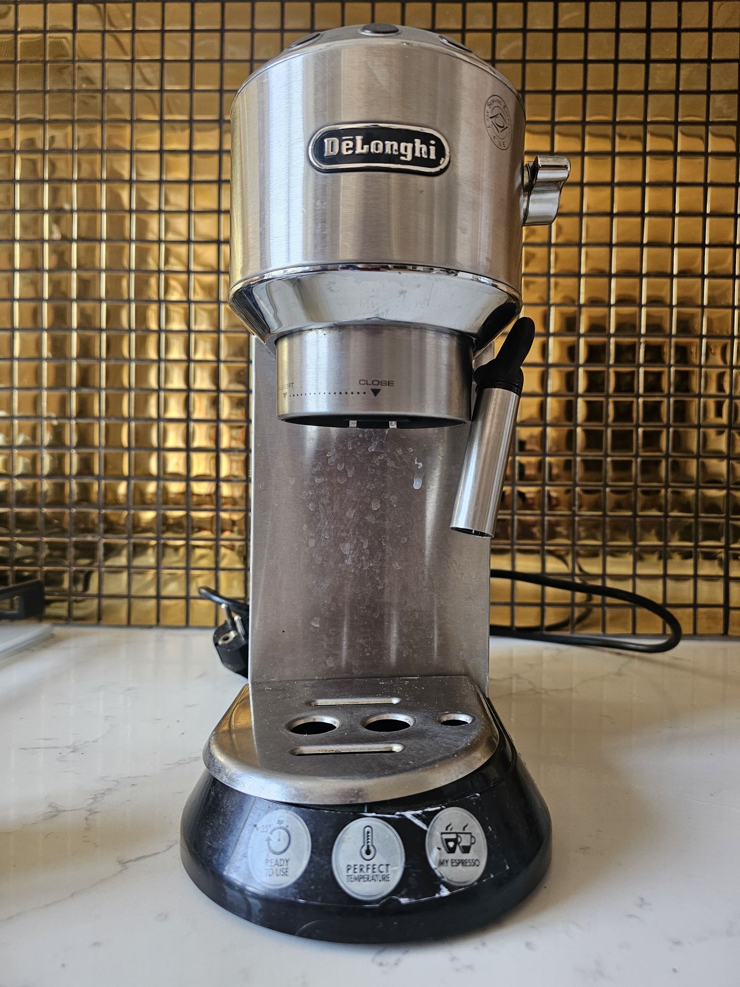 DeLonghi Ekspres kolbowy do kawy Dedica Style EC680.M ze spieniaczem