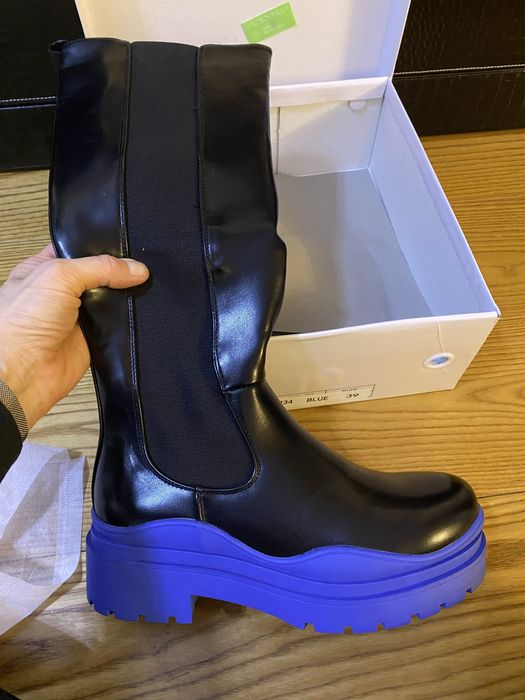 Buty z chabrową podeszwą nowe wysokie kozaki z niebieską podeszwą