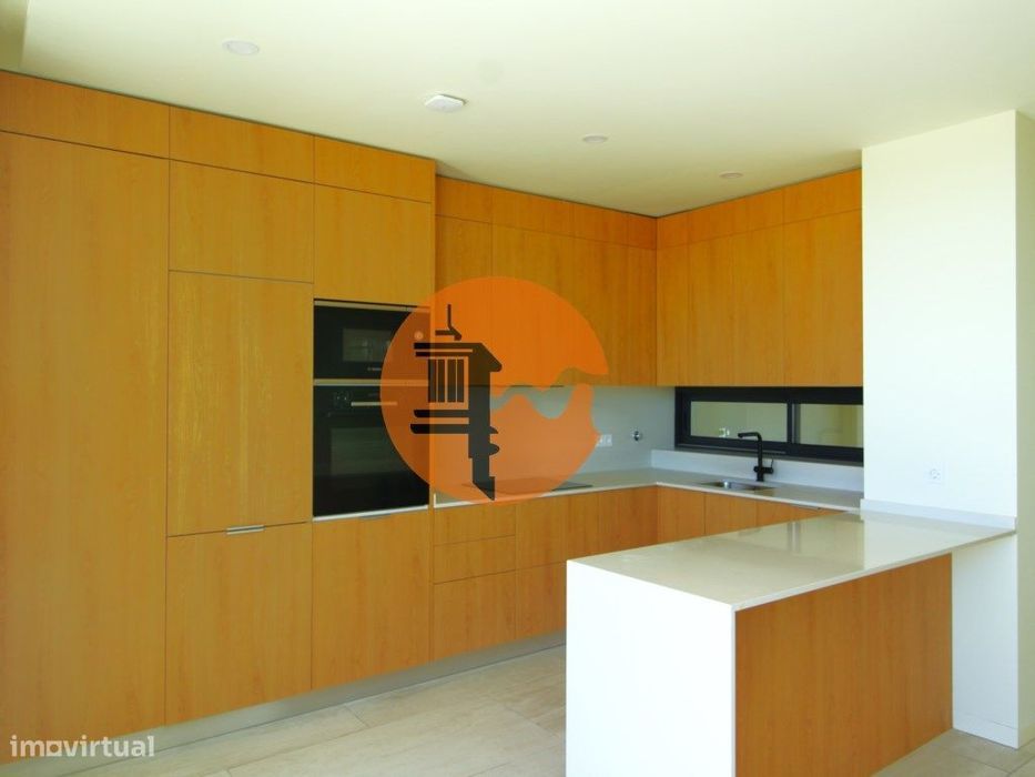 Moradia de luxo com amplas áreas, piscina, jardim e vista mar