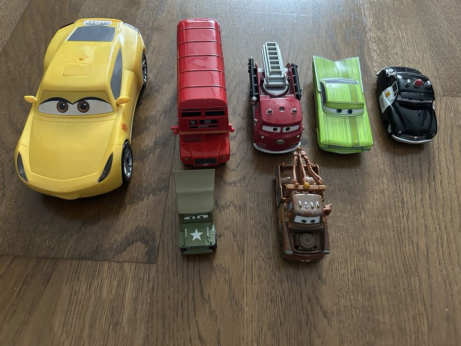 Фігурки з мульт. Тачки