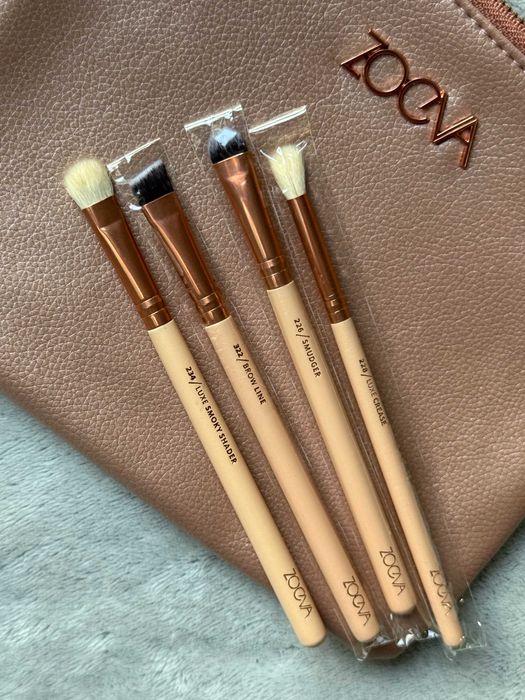 Zestaw pędzli do makijażu z kosmetyczką