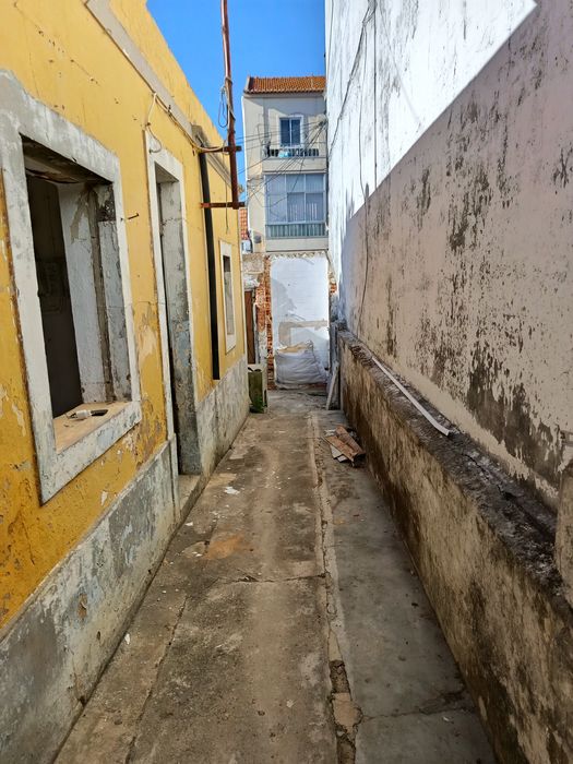Terreno com 2 casas Bairro Santos Nicolau em Setúbal
