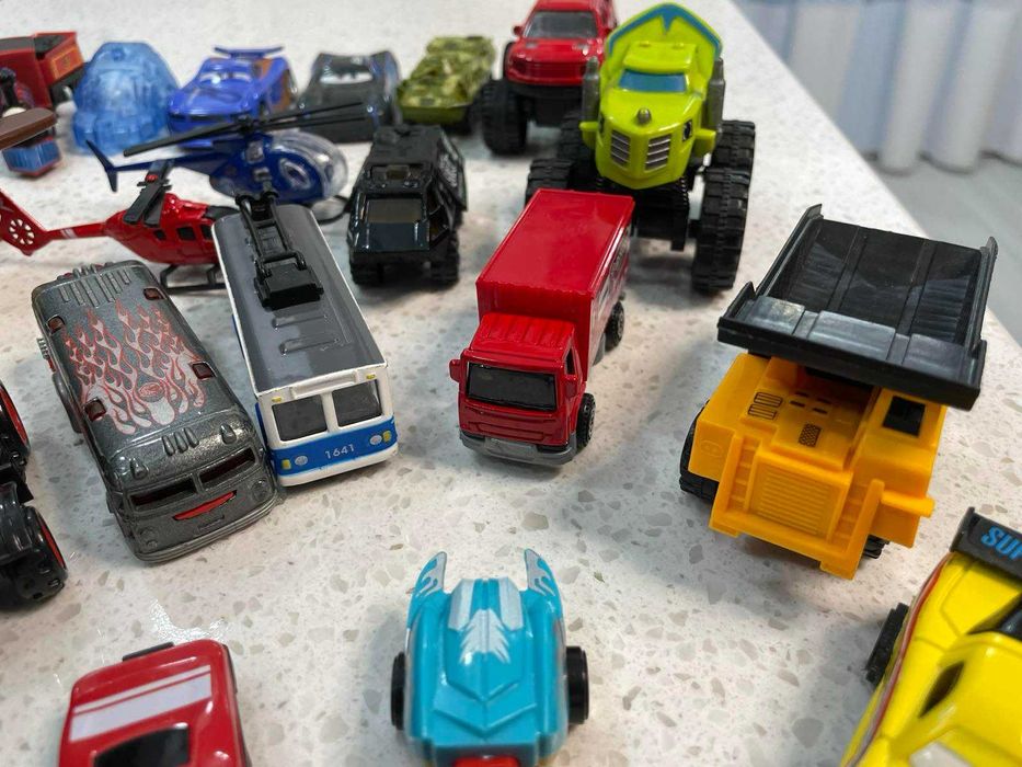 Продаю Велику Колекцію Іграшкових Машинок та Спецтехніки!