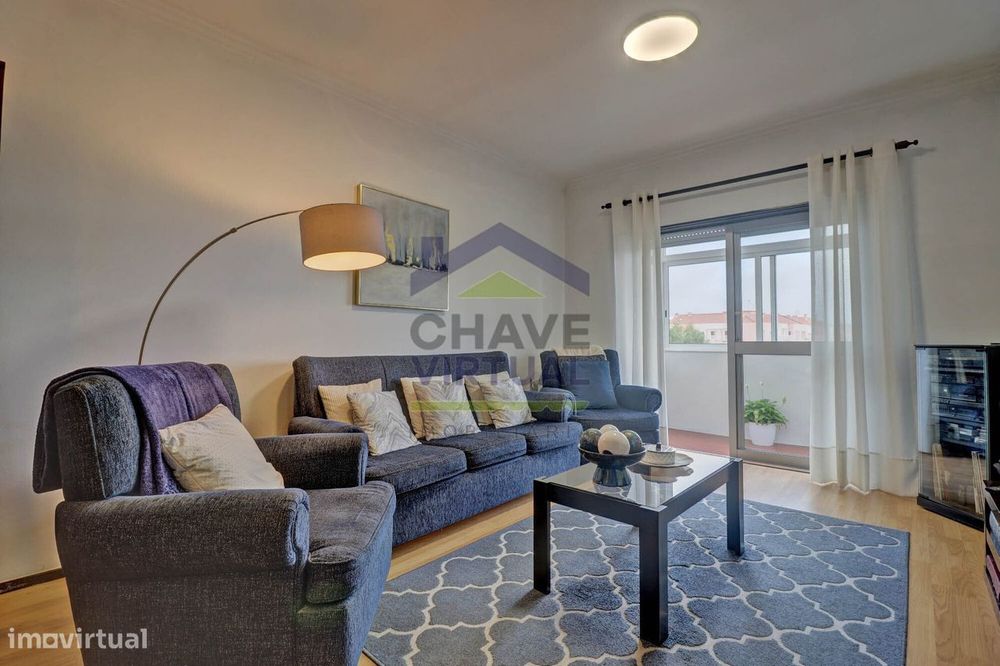 Apartamento T2 com Varanda e Marquise - Centro Bombarral