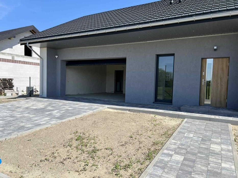 Nowoczesny, słoneczny dom z antresolą