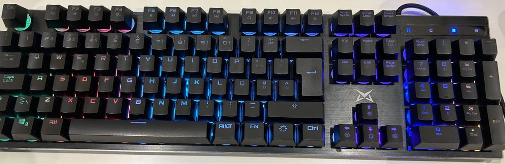 Teclado semi mecanico Matrics- X Breed RGB PT