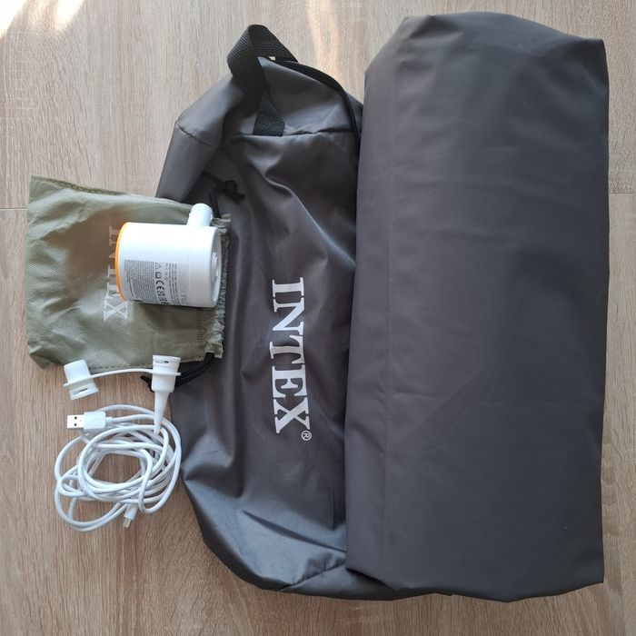 Materac dmuchany kempingowy + pompka USB 152 x 203 x 22 cm INTEX 64013