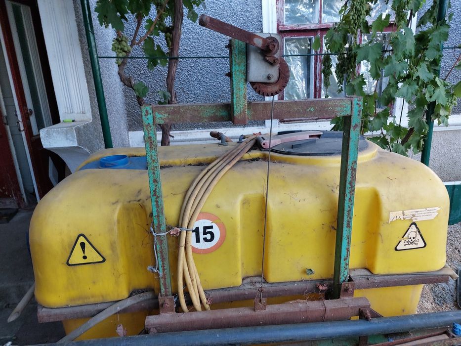 Продам опрыскиватель 800 литров