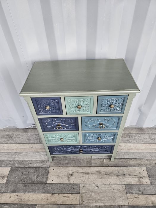 Designerska szara przecierana komoda ze zdobieniami