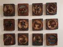 Zbiór znaków zodiaku rzeźbionych w drewnie