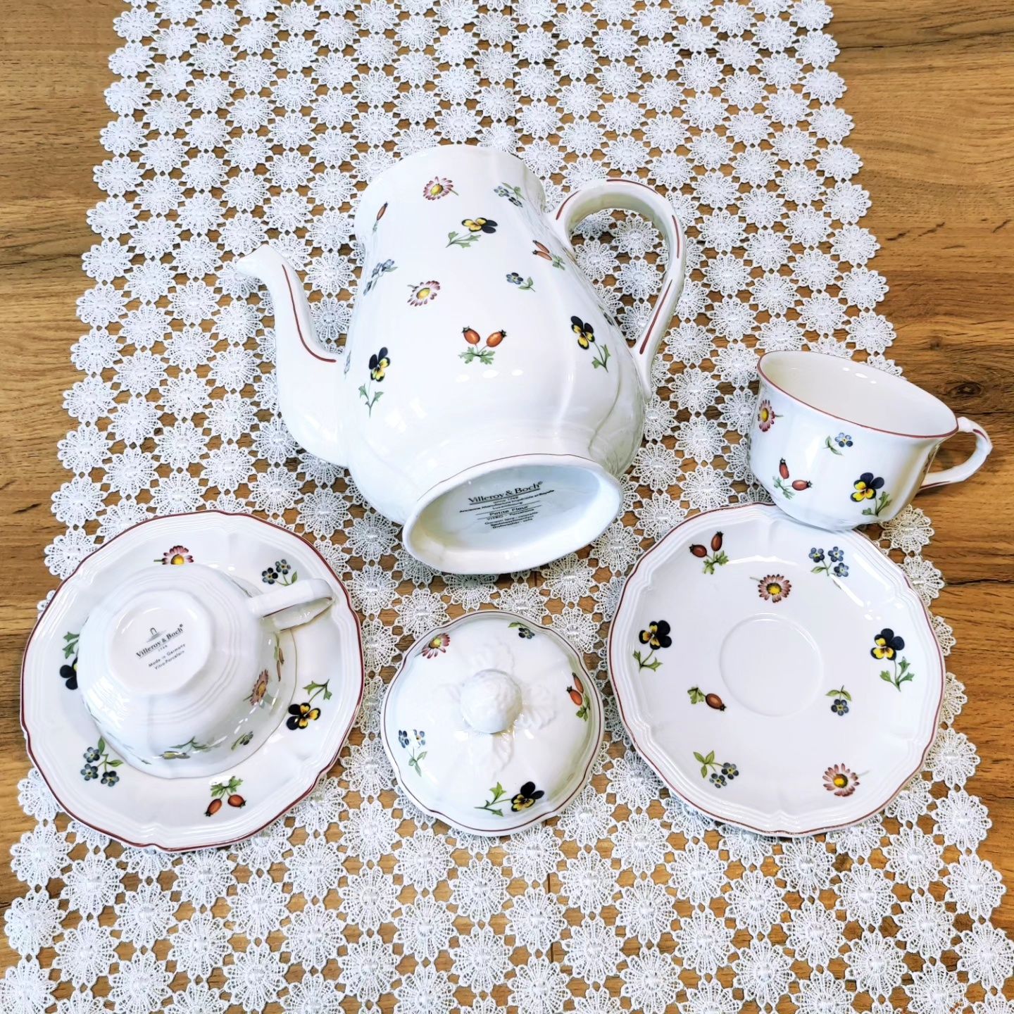 Dzbanek i filiżanki Villeroy & Boch Petite Fleur
