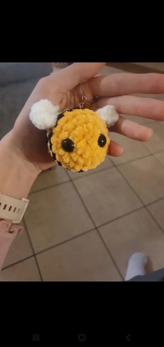 Brelok pszczółka robiony na szydełku