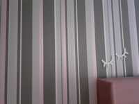 Papel de parede cor cinza, branco e rosa com relevo