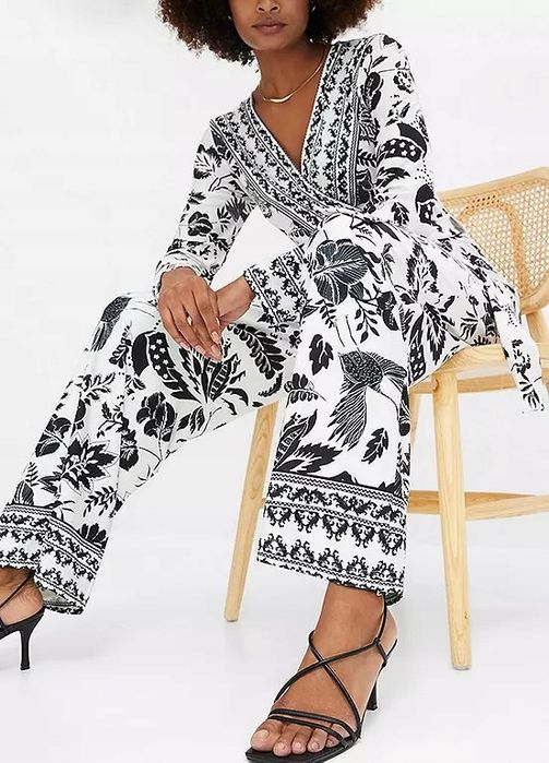 B.P.C kombinezon biały z czarnym nadrukiem ^40/42