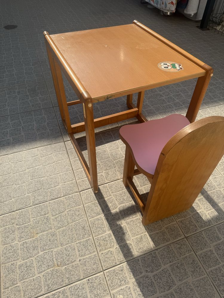 Mesa infantil em madeira