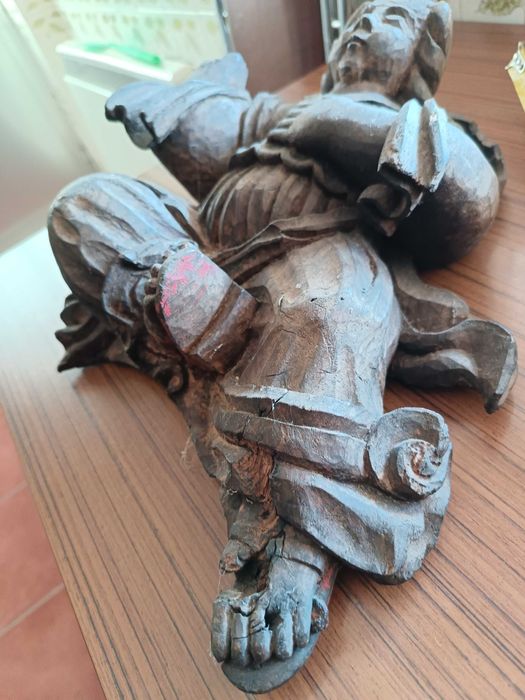 Escultura antiga em madeira