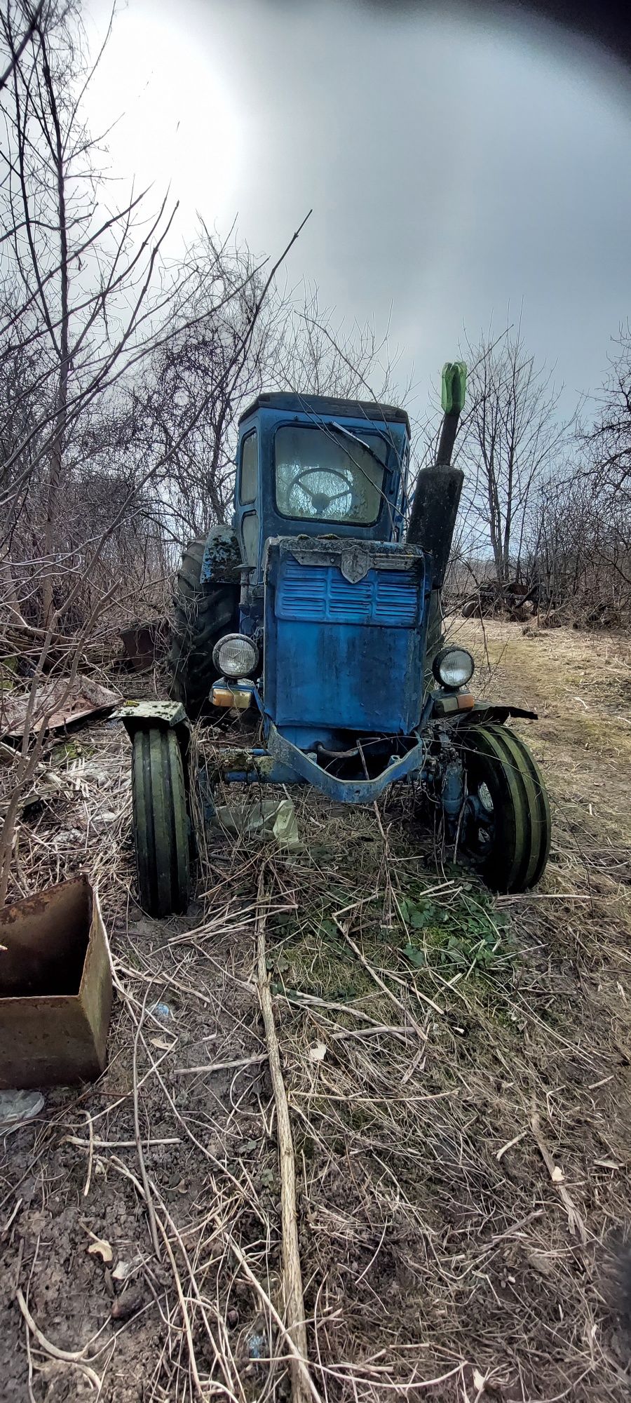 Трактор Т-40 та сільгоспприладдя.