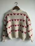 Gruby beżowy sweter w serca