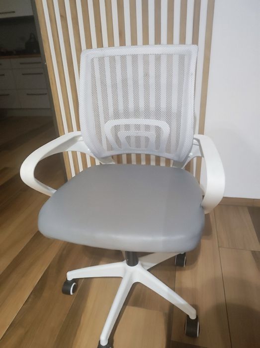 Krzesło biurowe obrotowe białe