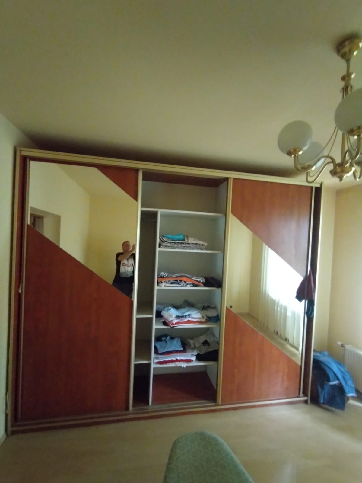 Szafa przesuwna z lustrami