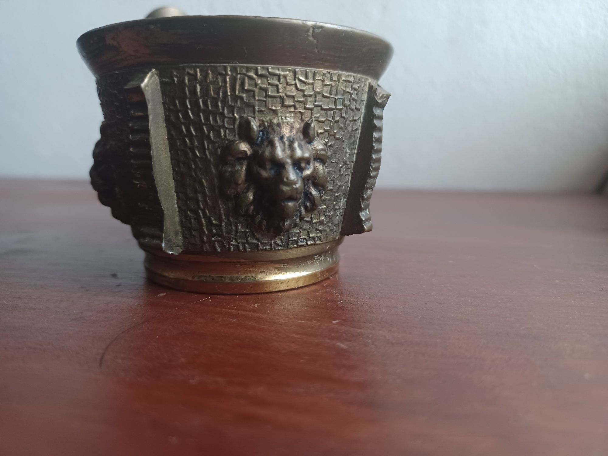 Almofariz em bronze com cabeça de leão