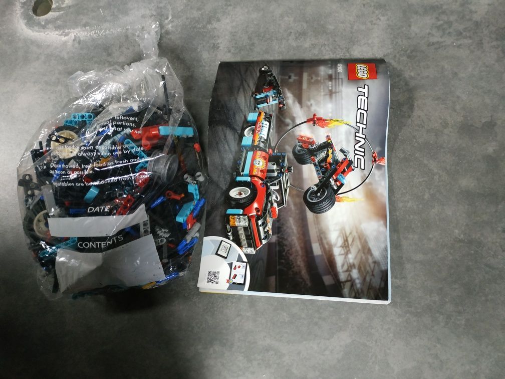 LEGO TECHNIC 42106 Furgonetka i motocykl kaskaderski