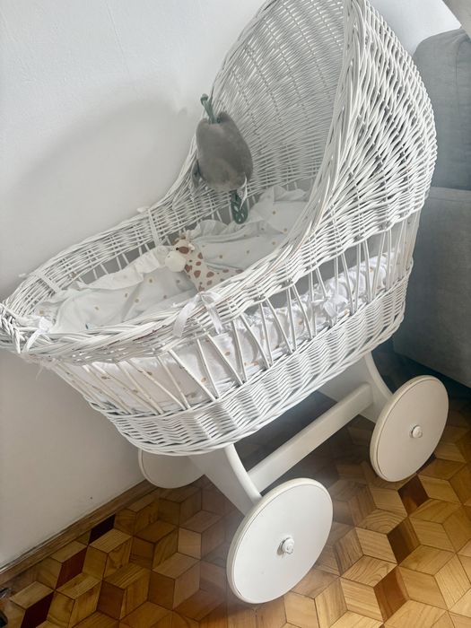 Kołyska , kosz  wiklinowy na kołach