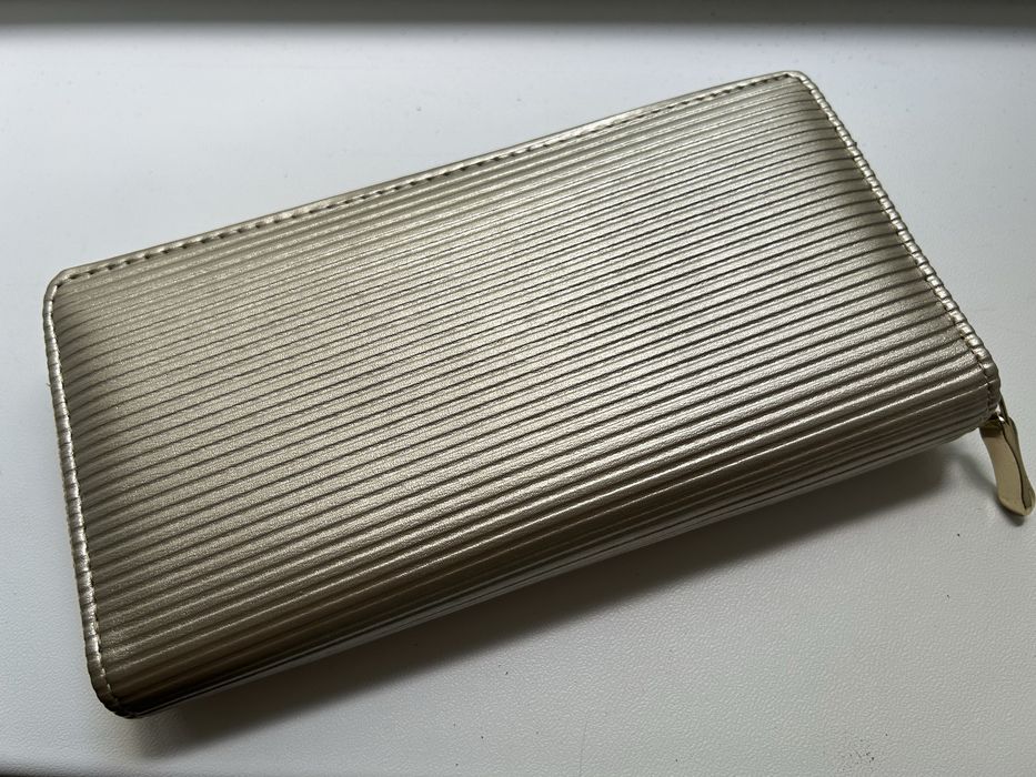 Złoty duży portfel elegancki zamek