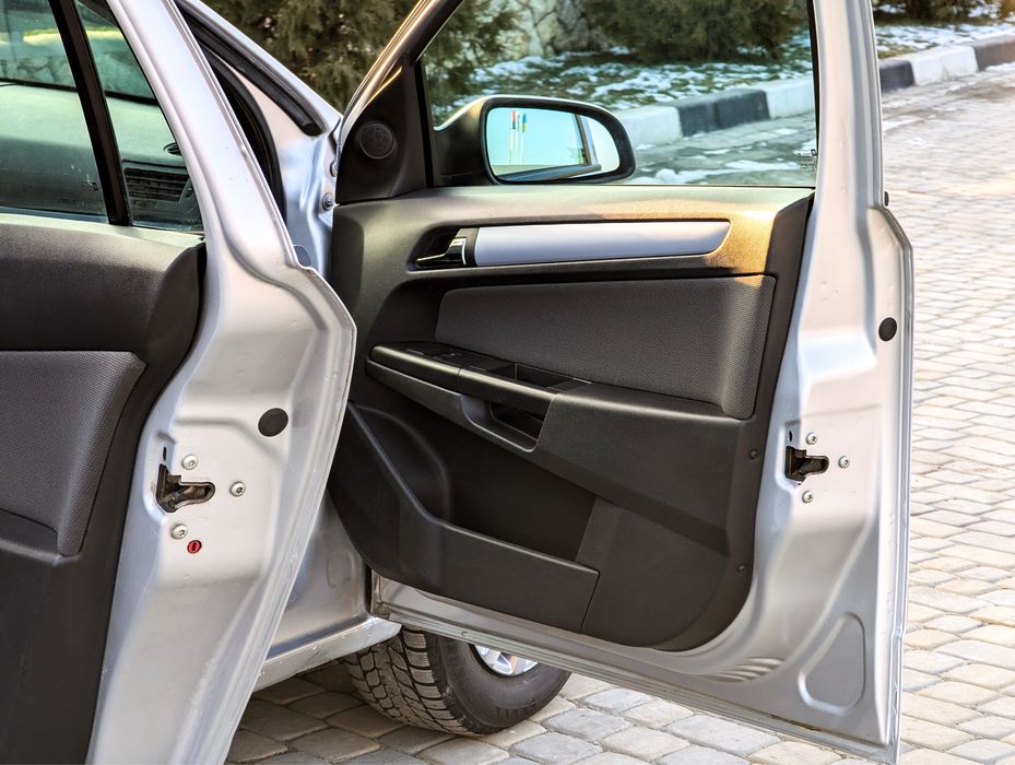 Опель астра h.