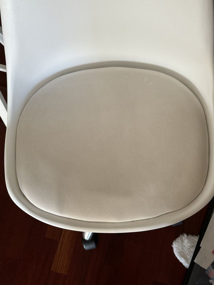 Secretaria com cadeira