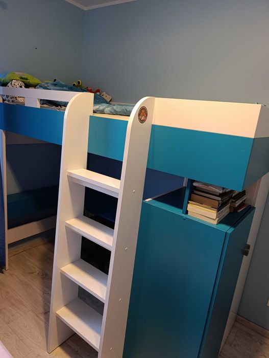 Łóżko piętrowe z biurkiem i szafą