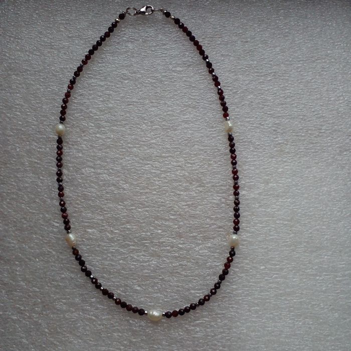 Колье-чокери из натуральных камней