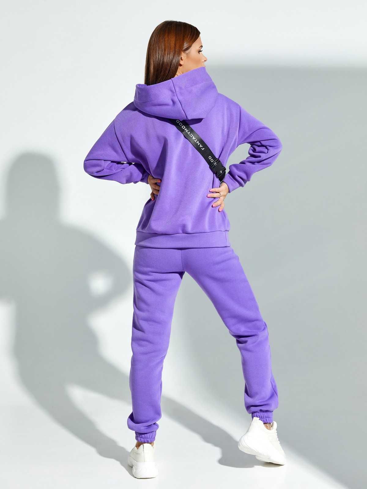 Фиолетовый утепленный флисом женский спортивный костюм с капюшоном