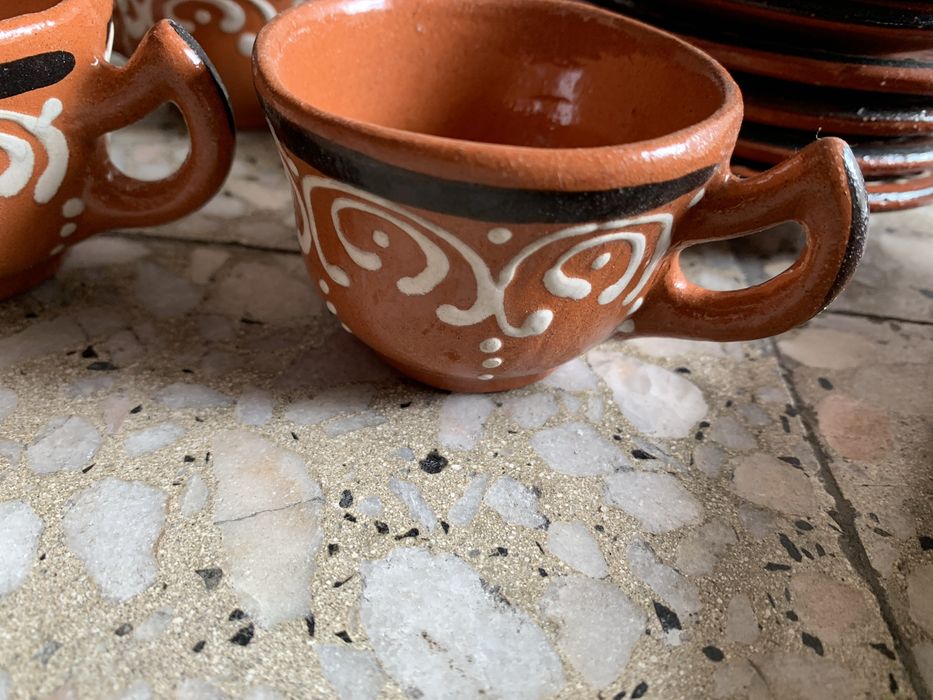 Conjunto de pratos, tacas, azeitoneira e chavenas de barro