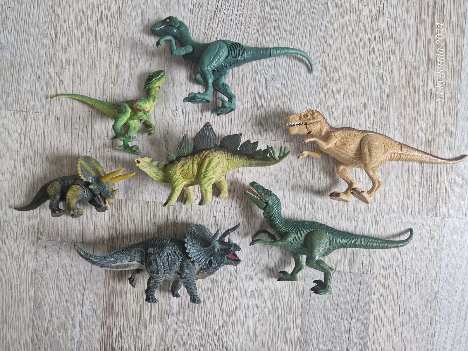 Dinozaury kolekcja figurki gumowe plastikowe ryczą świecą jurassic