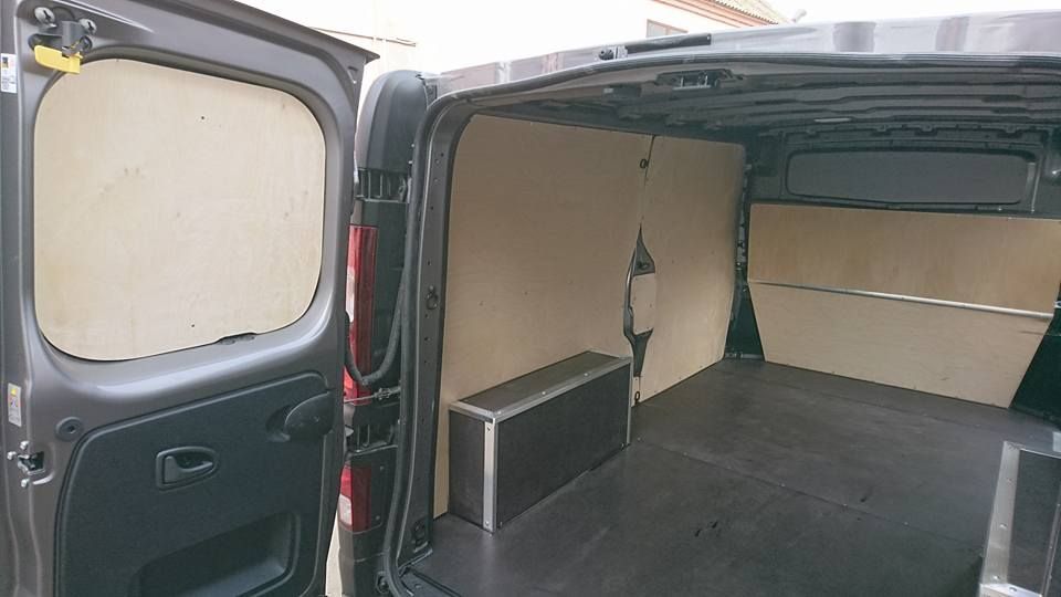 Renault Trafic L1H1 zabudowa przedziału ładunkowego