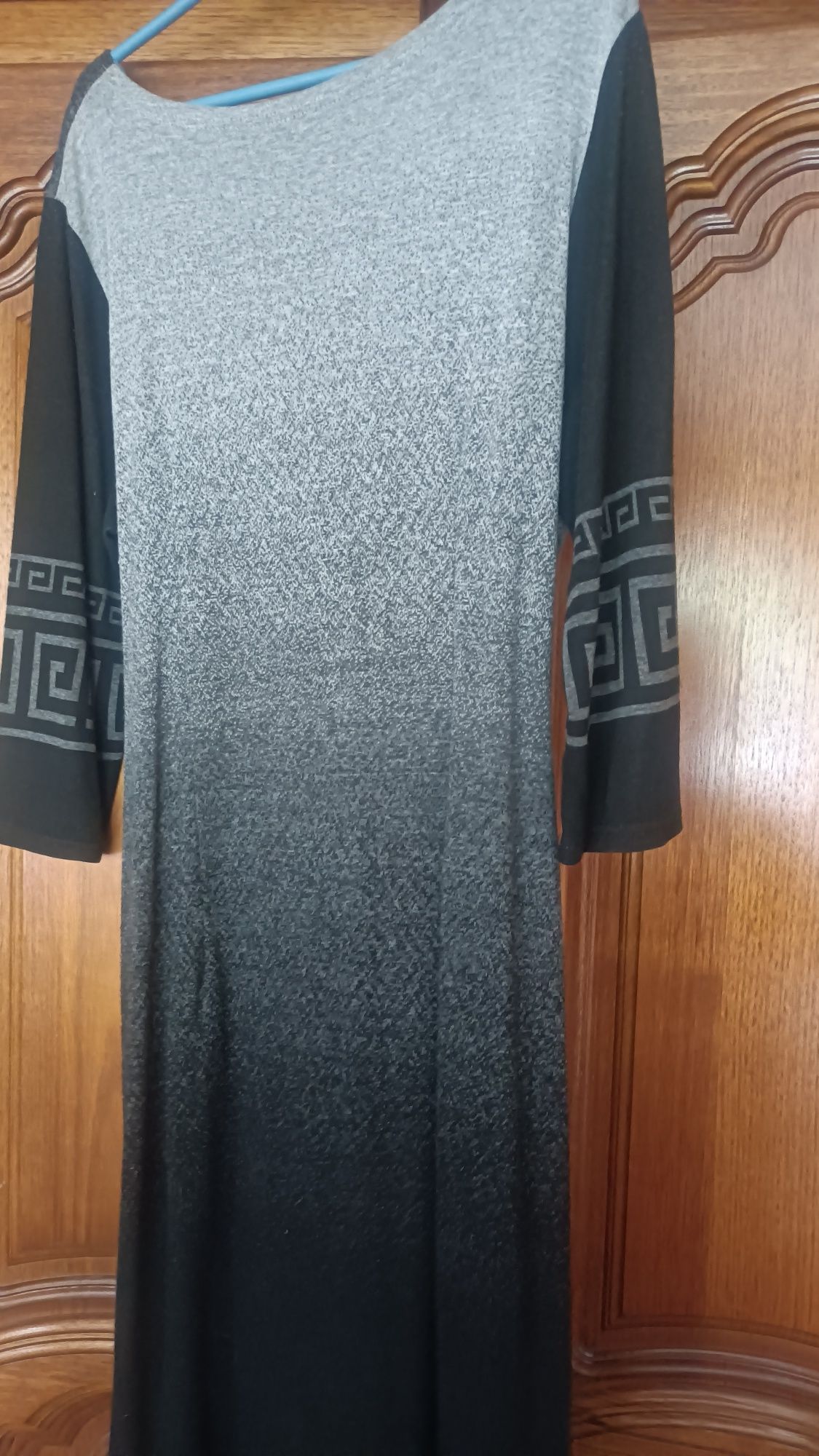 Cudna czarno szarą, cieniowana, ombre z greckim wzorem sukienka