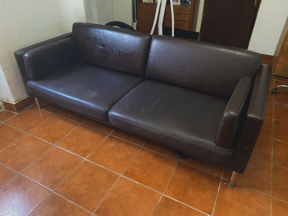 Sofá castanho em pele sintética