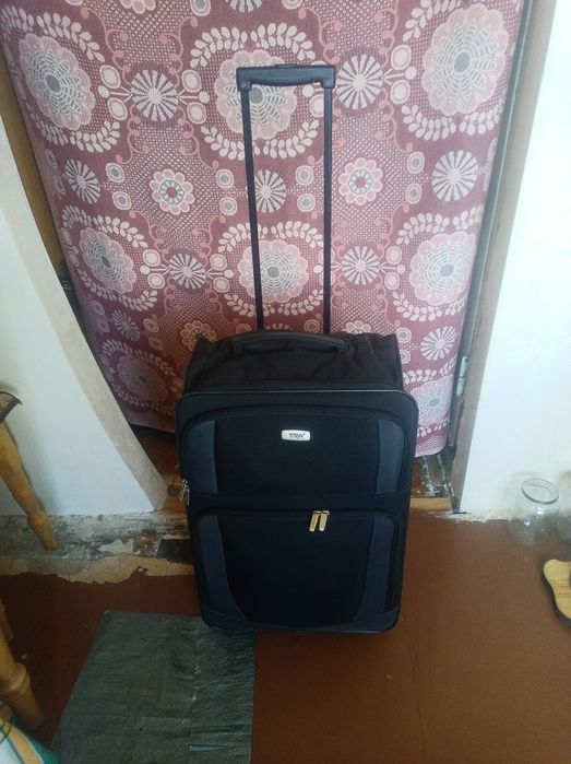 Чемодан дорожный на колёсиках