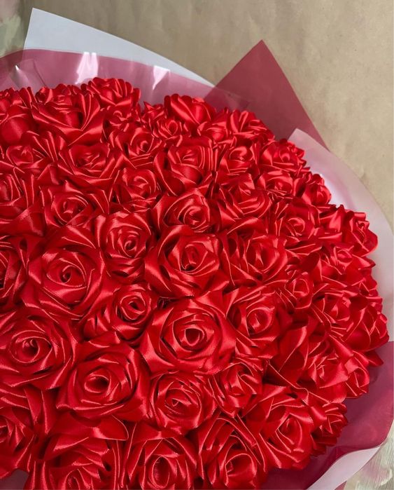 Червоні троянди з атласної стрічки