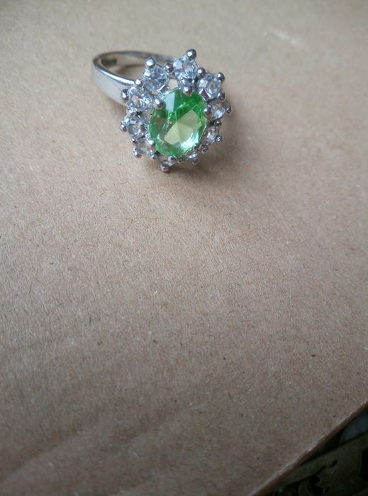 Срібна каблучка з дорогоцінним каменем