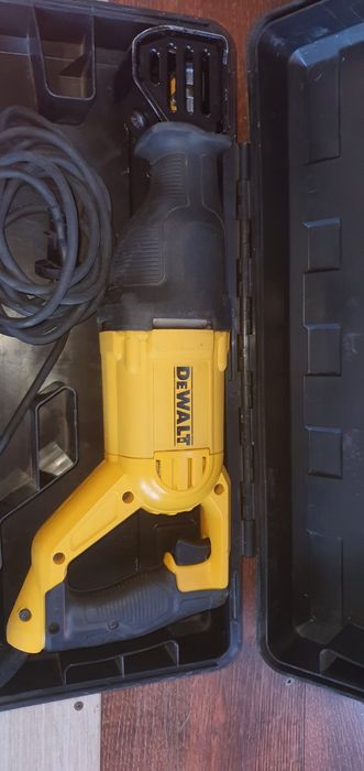 Шабельна пила Dewalt