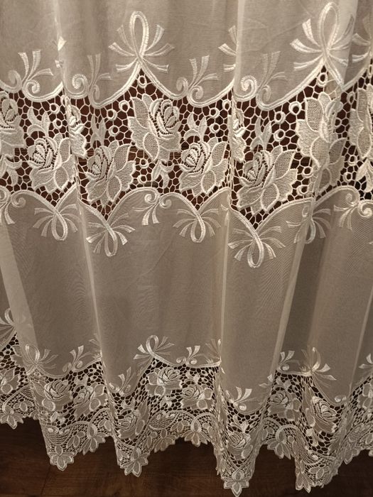 Firanka lekko ecri z dwoma pasami gipiury ,prosta