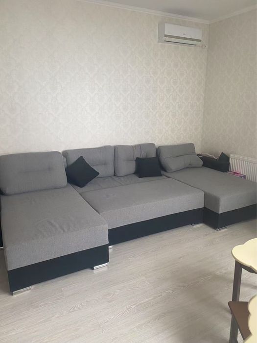 Великий диван у хорошому стані