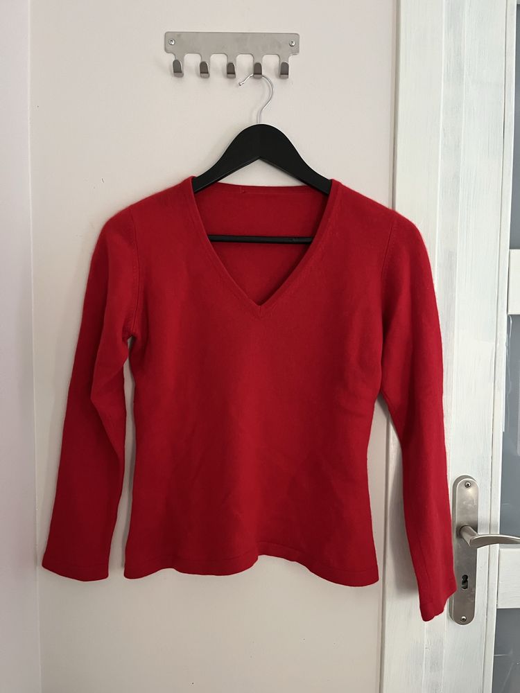 Kaszmirowy czerwony sweter z dekoltem w serek 100% cashmere